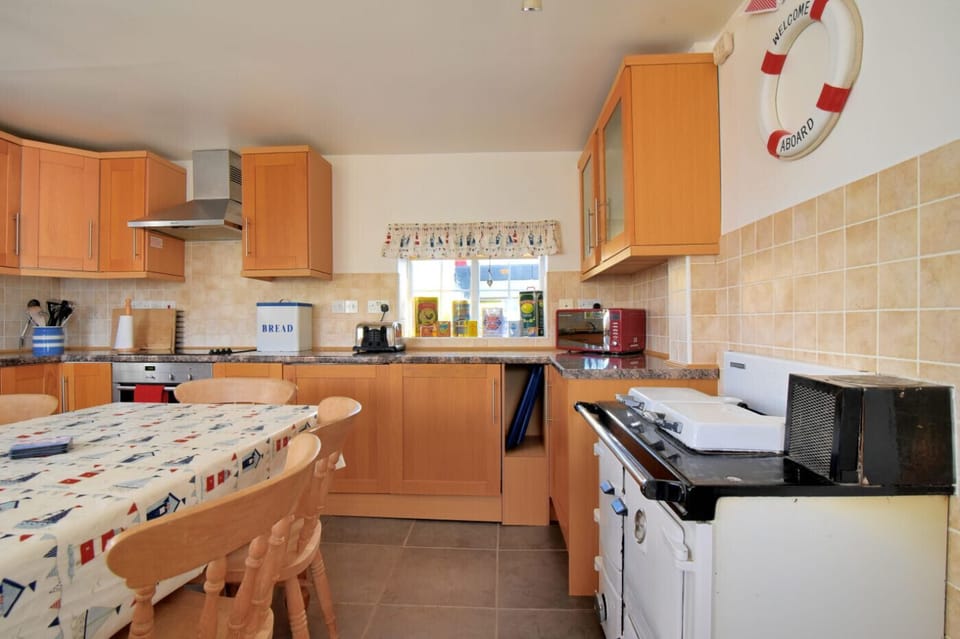 Cottage | Private kitchen | Fridge, microwave, dishwasher, cookware/dishes/utensils
