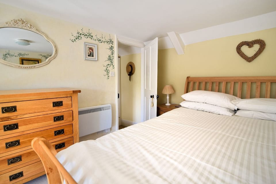 Cottage | 3 bedrooms, individually decorated, individually furnished