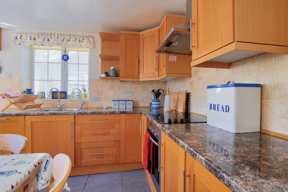Cottage | Private kitchen | Fridge, microwave, dishwasher, cookware/dishes/utensils