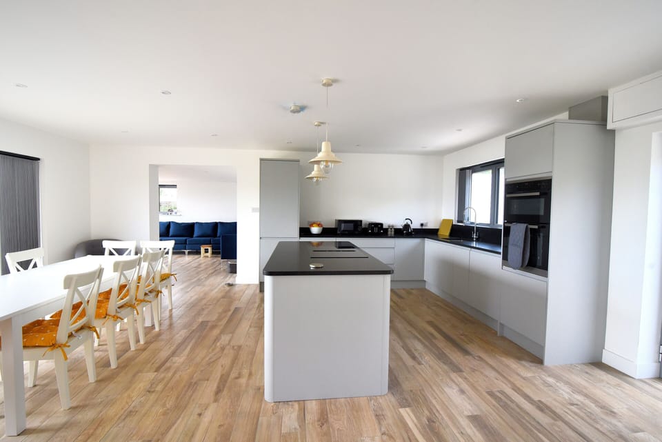 Cottage | Private kitchen | Fridge, microwave, dishwasher, cookware/dishes/utensils