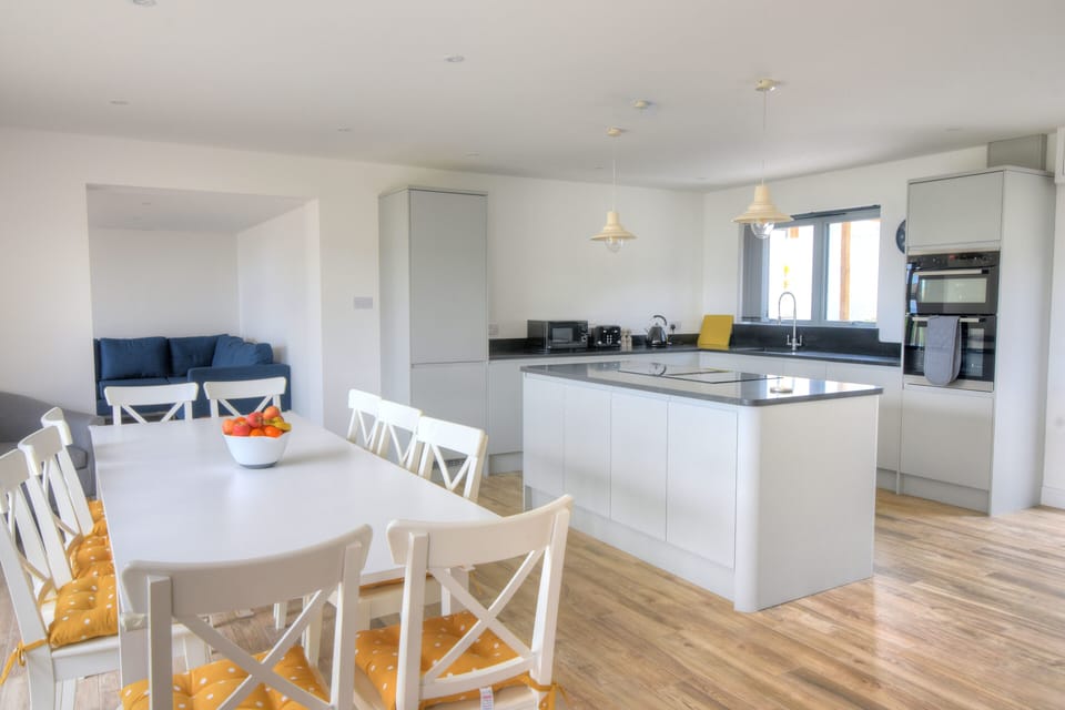 Cottage | Private kitchen | Fridge, microwave, dishwasher, cookware/dishes/utensils