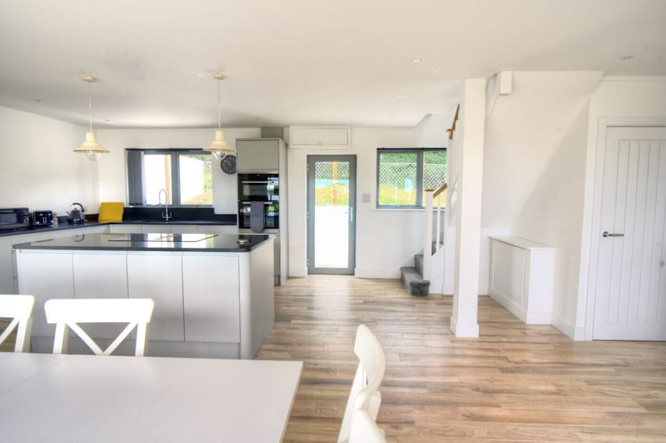 Cottage | Private kitchen | Fridge, microwave, dishwasher, cookware/dishes/utensils
