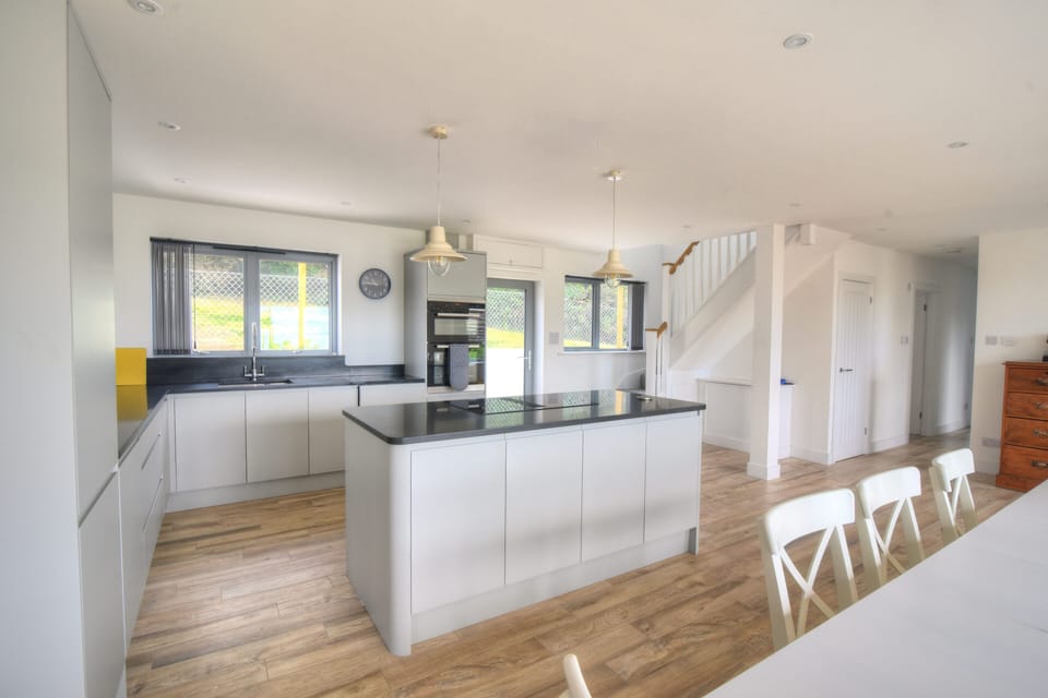 Cottage | Private kitchen | Fridge, microwave, dishwasher, cookware/dishes/utensils