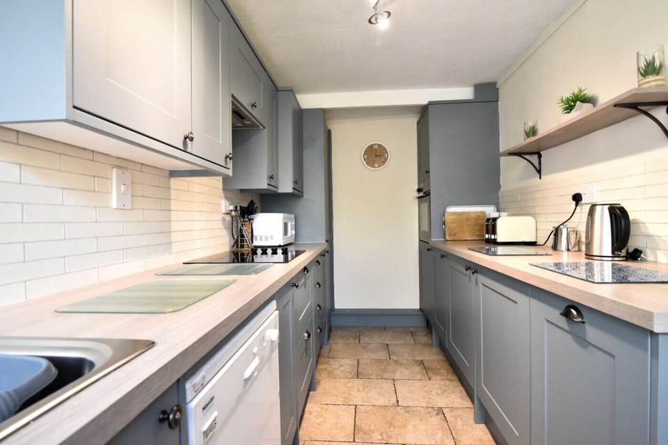 Cottage | Private kitchen | Fridge, microwave, dishwasher, cookware/dishes/utensils