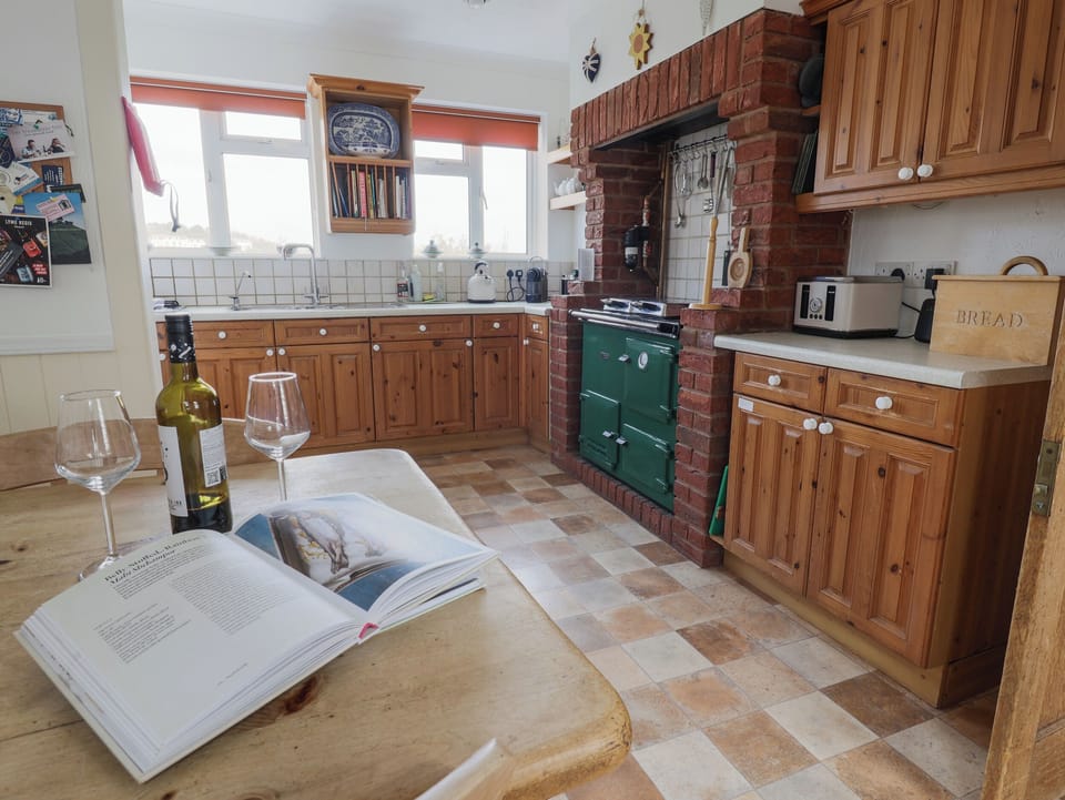 Fridge, microwave, dishwasher, cookware/dishes/utensils