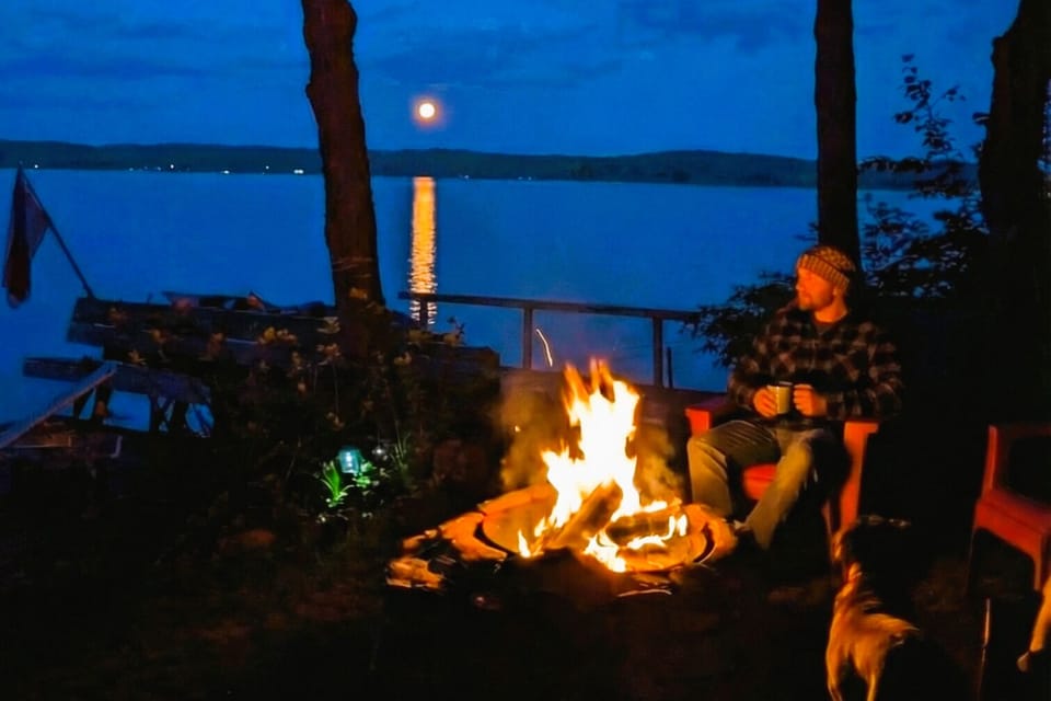 Lakeside fire & free wood. Stay for the moonrise or the stars. No rush inside.