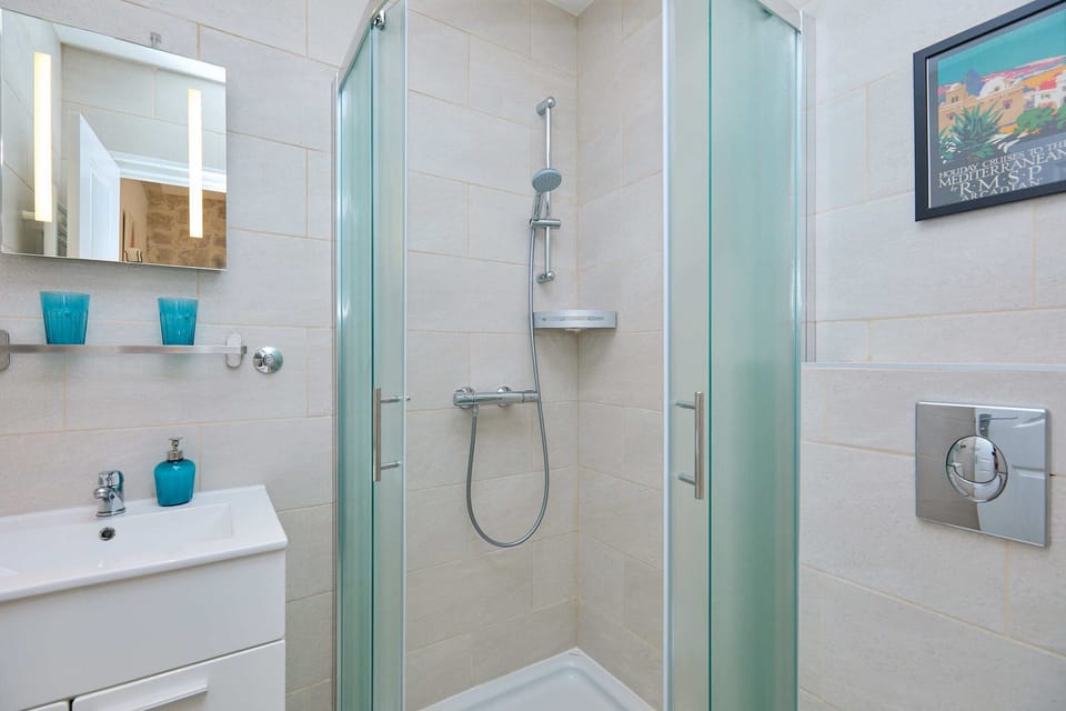 Apartment (0 Bedroom) | Bathroom | Shower, hair dryer, towels
