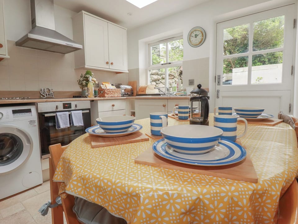 Cottage | Private kitchen | Fridge, microwave, electric kettle, toaster