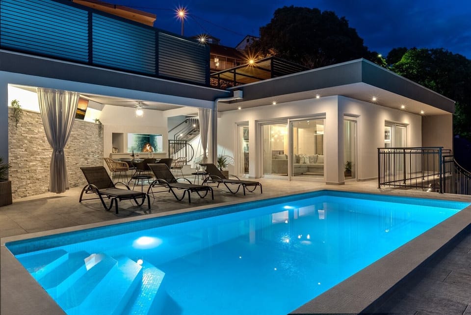 You also have at your disposal, a sun deck area with 6 deck chairs and an outdoor shower, 4 sun umbrellas