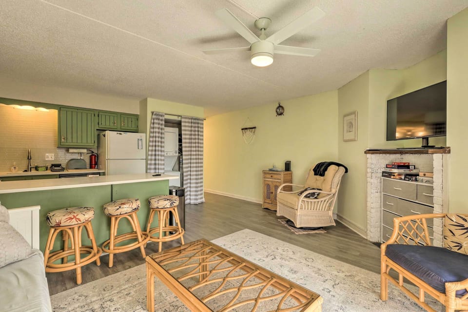 Living Room | 4-Person Breakfast Bar