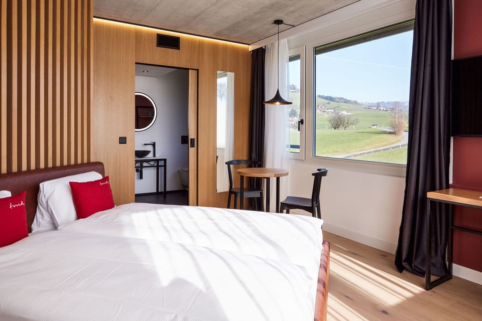 Standard Room, 1 King Bed | Minibar, in-room safe, desk, laptop workspace