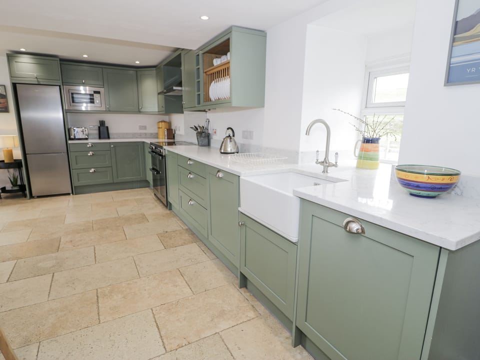 Cottage | Private kitchen | Fridge, dishwasher, electric kettle, toaster