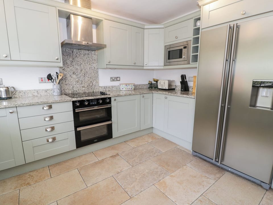 Fridge, microwave, dishwasher, cookware/dishes/utensils