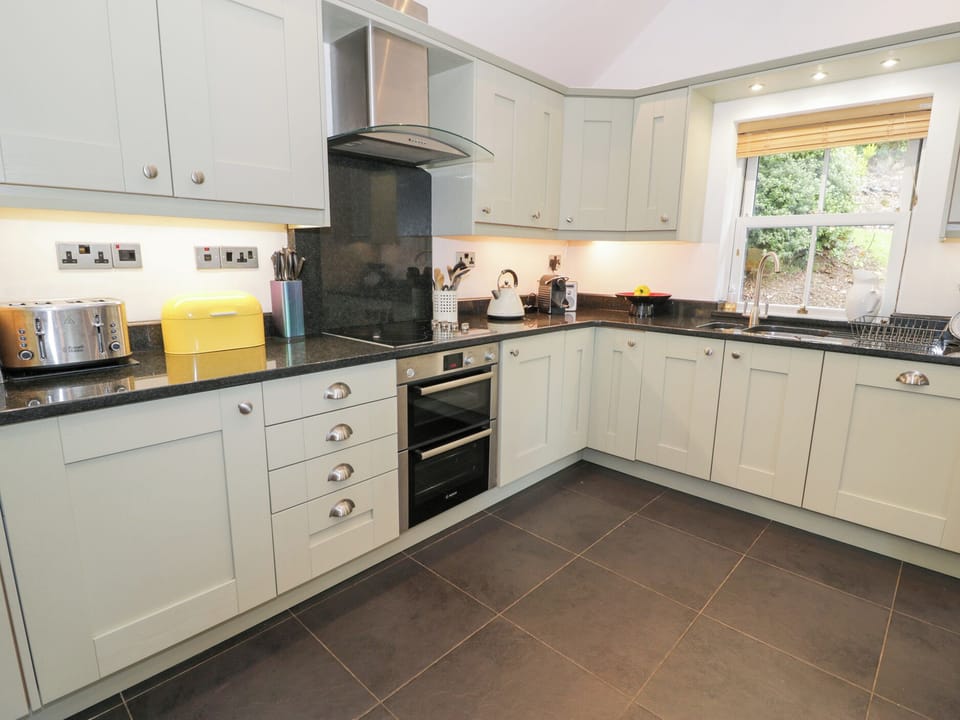 Cottage | Private kitchen | Fridge, dishwasher, electric kettle, toaster
