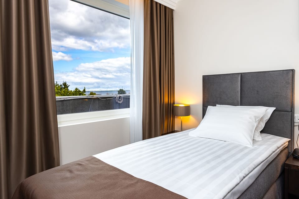 Twin Room | In-room safe, desk, laptop workspace, soundproofing