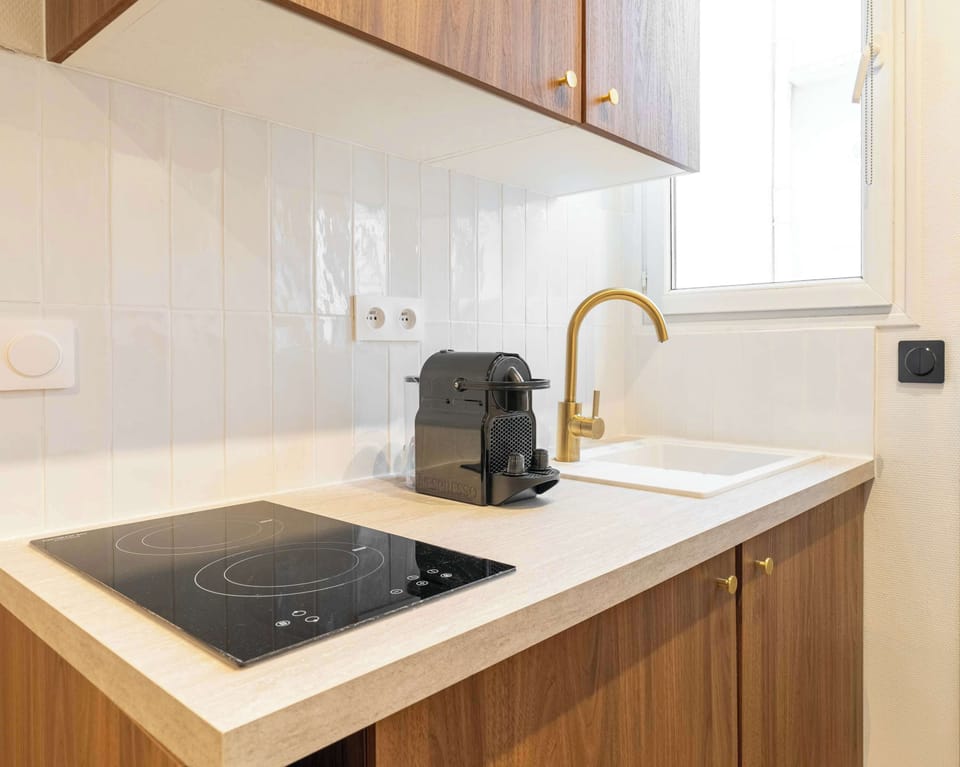 Make yourself at home in this fully equipped open kitchen featuring a Nespresso machine & pods.