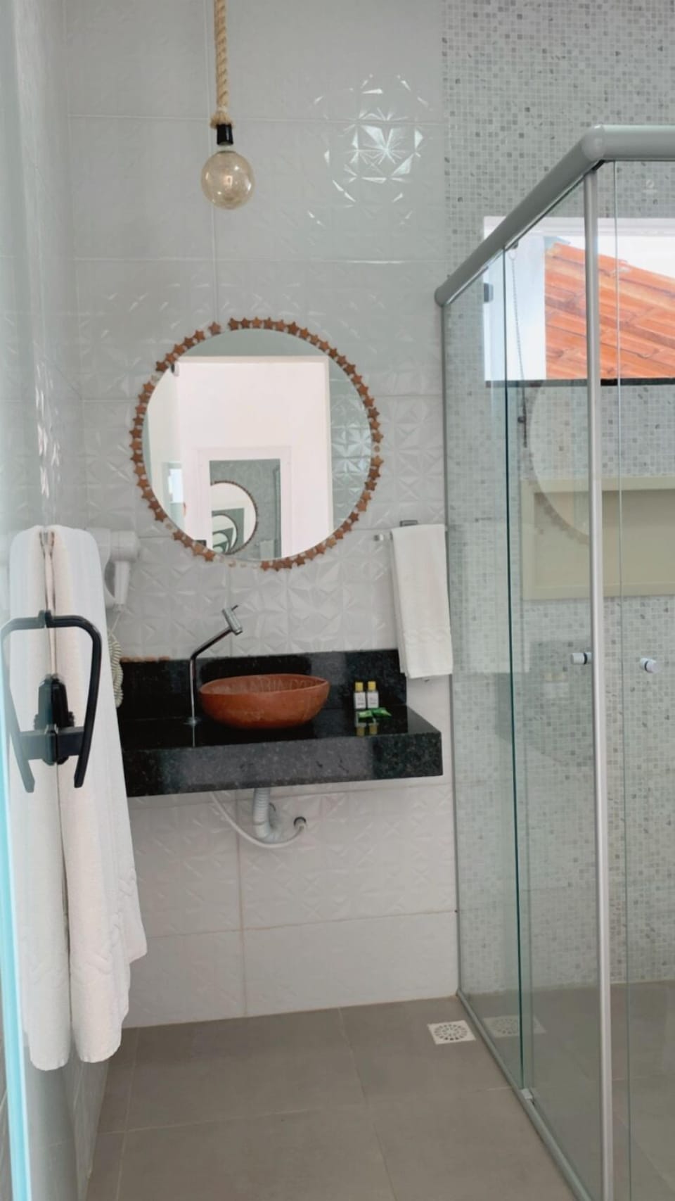 Standard Double Room | Bathroom | Shower, towels, soap, shampoo