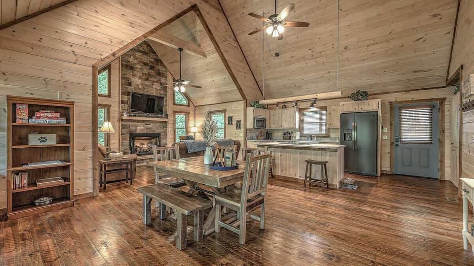 Spacious vaulted ceilings