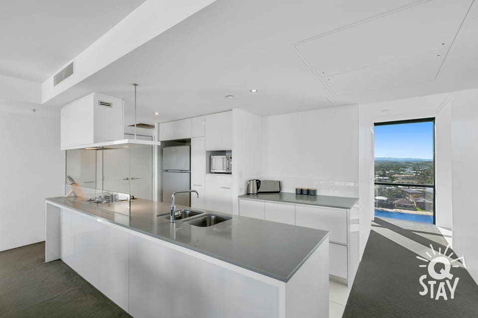 Fully equipped kitchen with modern furnishings 🍽