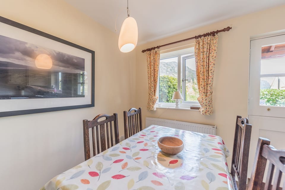 Lavender Cottage dining area with mountain view