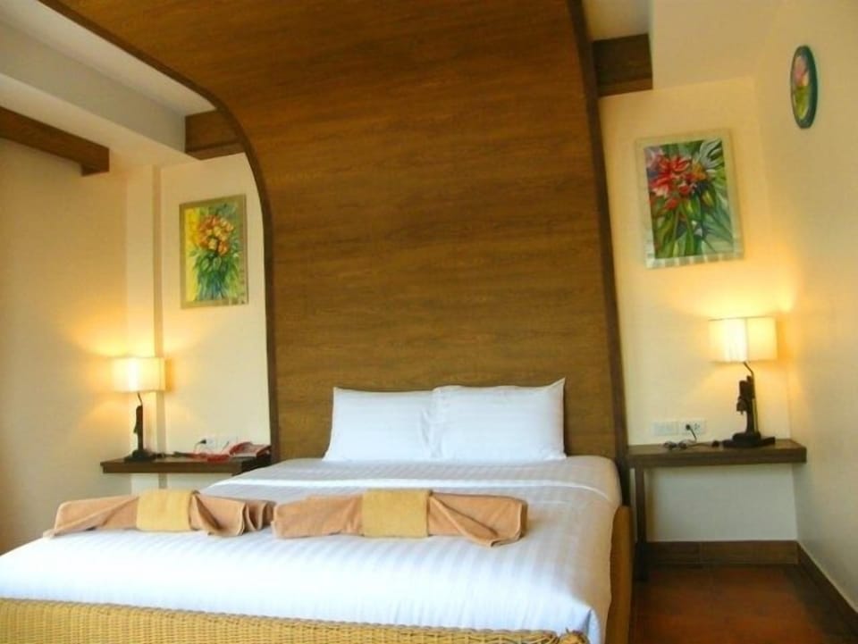 Minibar, in-room safe, free WiFi
