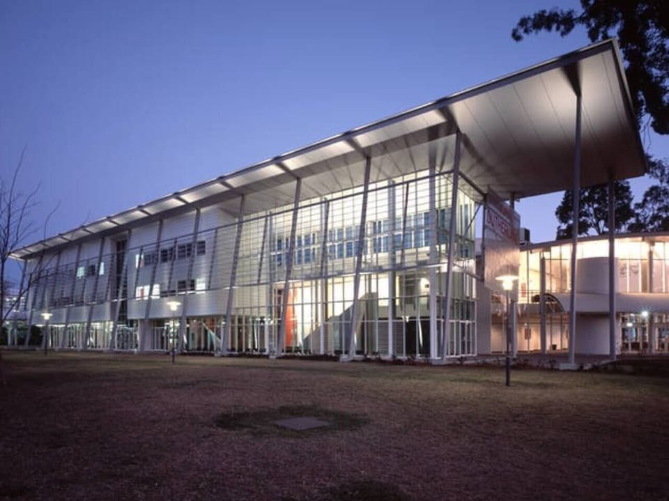  7 mins drive to Joan Sutherland Performing Arts Centre