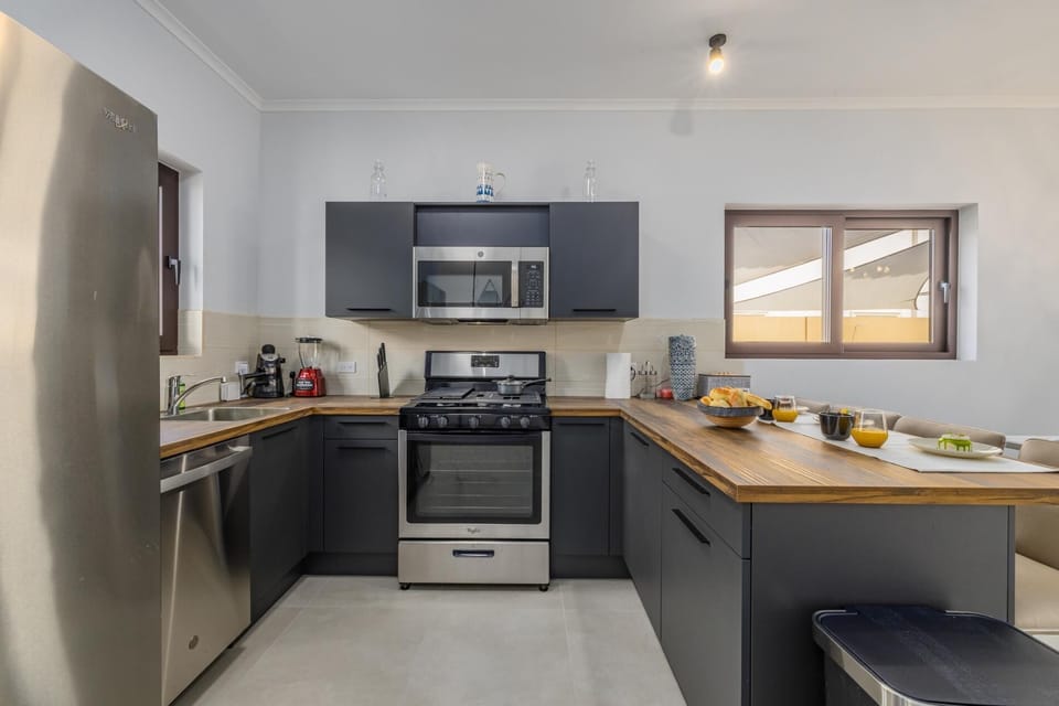 There is a fully equipped kitchen ideal for those people who loved to cook for their loved ones.