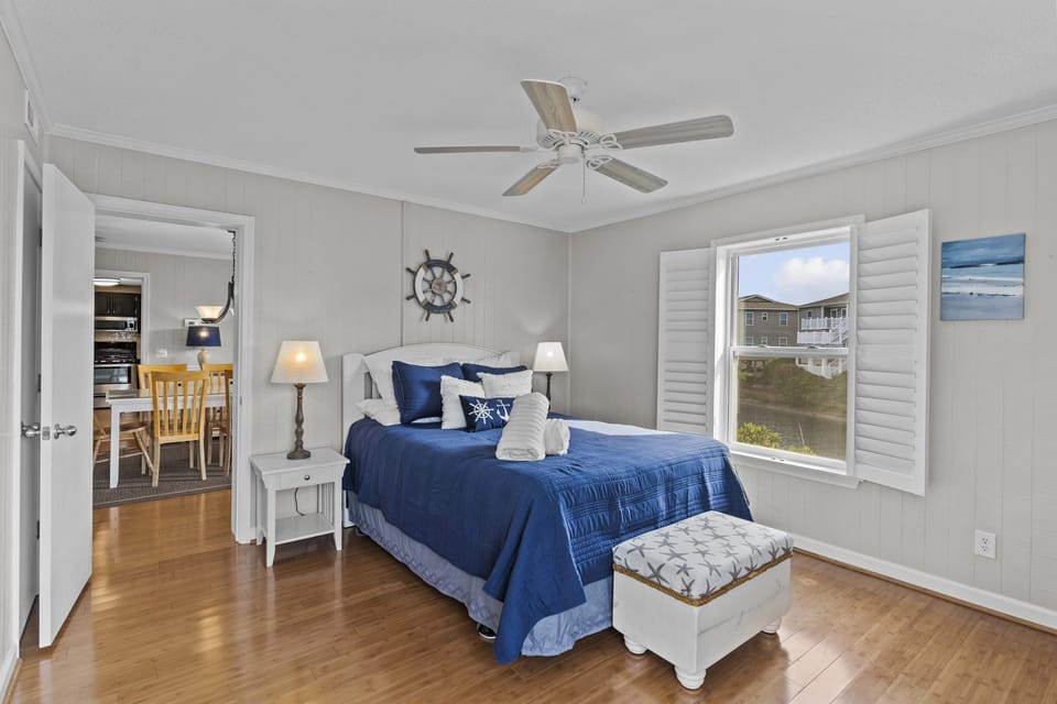 Bedroom 1- Queen bed