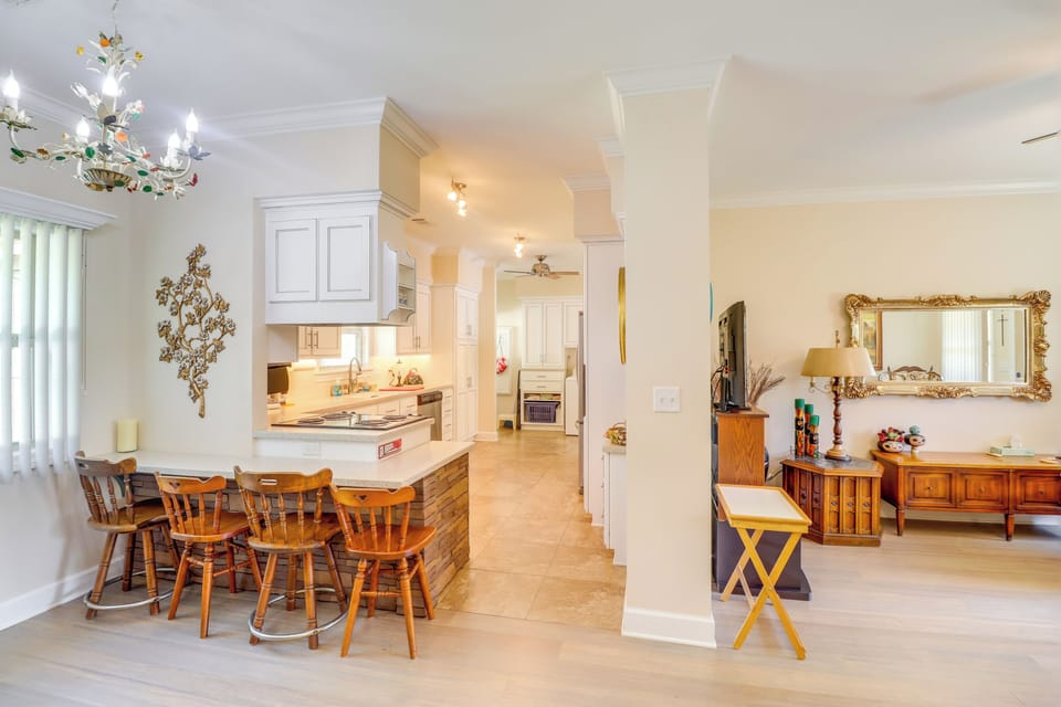 Dining Area | Dishware Provided