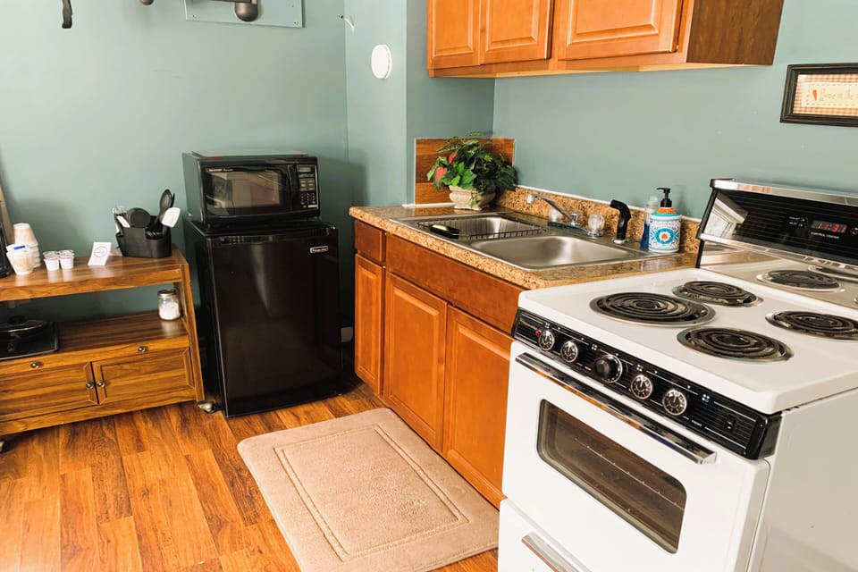 Room, 1 Queen Bed, Kitchenette (Riverfront) | Private kitchenette | Mini-fridge, microwave, coffee/tea maker