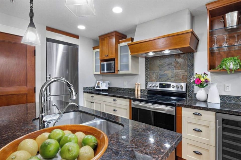 Fully Equipped Kitchen with Granite Island and Countertops