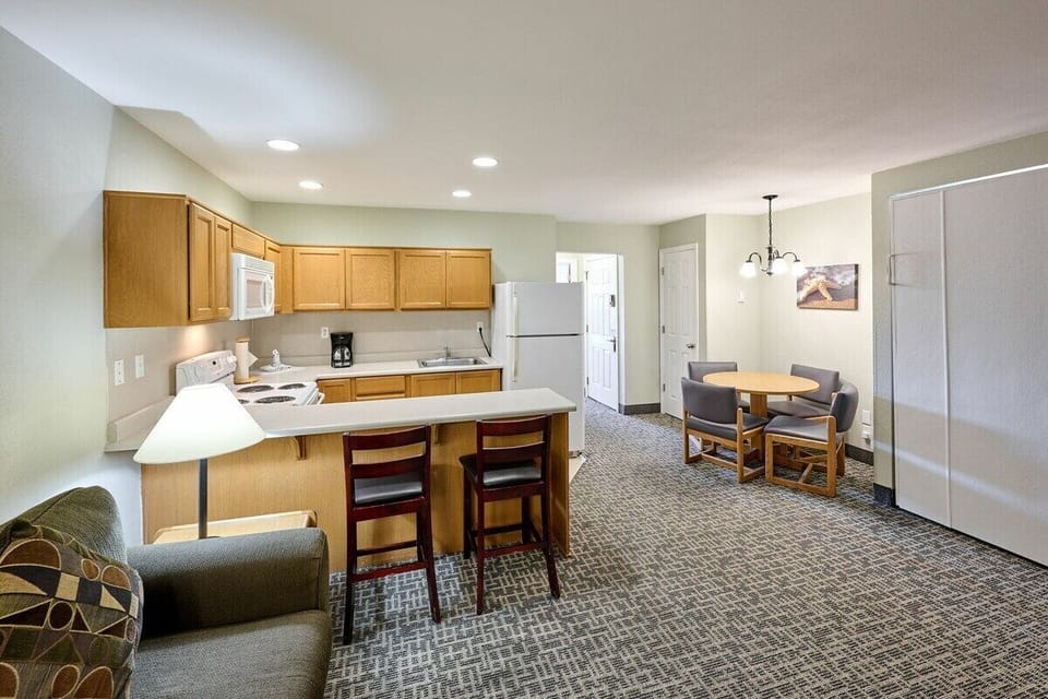 The kitchen is just steps away