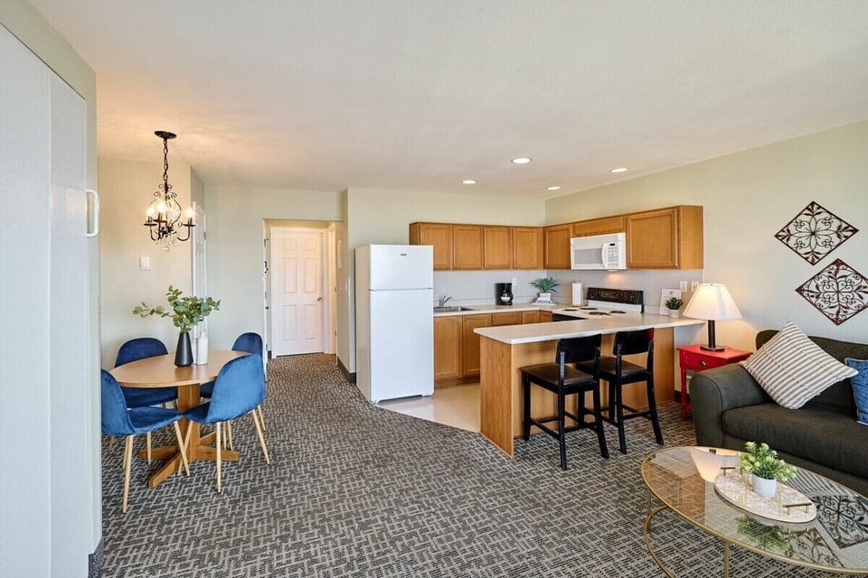 The kitchen is just steps away