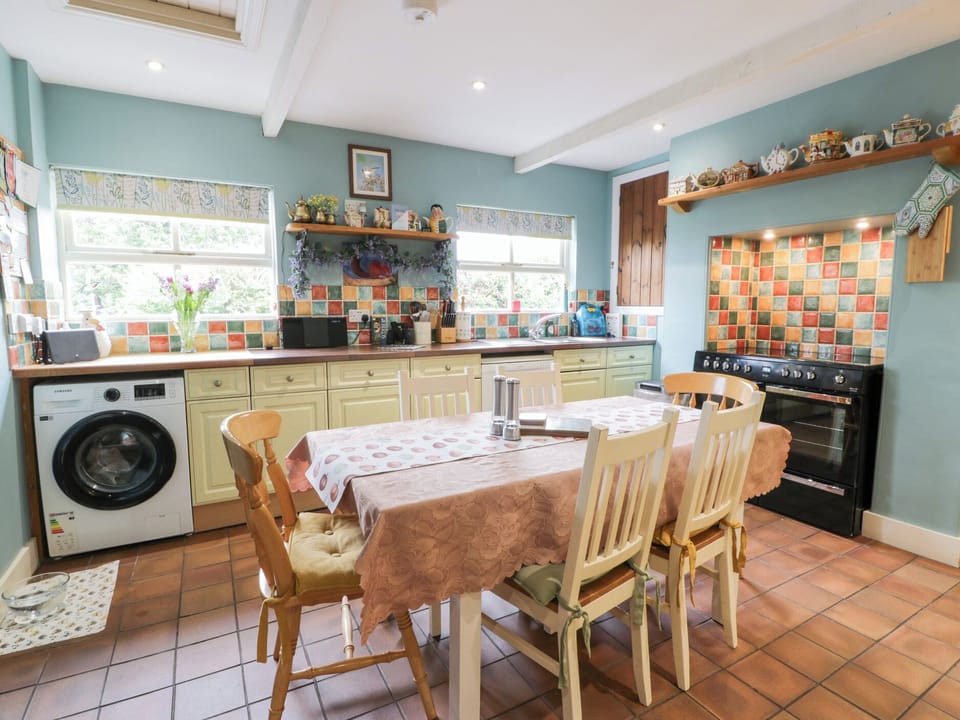 Cottage | Private kitchen | Fridge, dishwasher, electric kettle, toaster