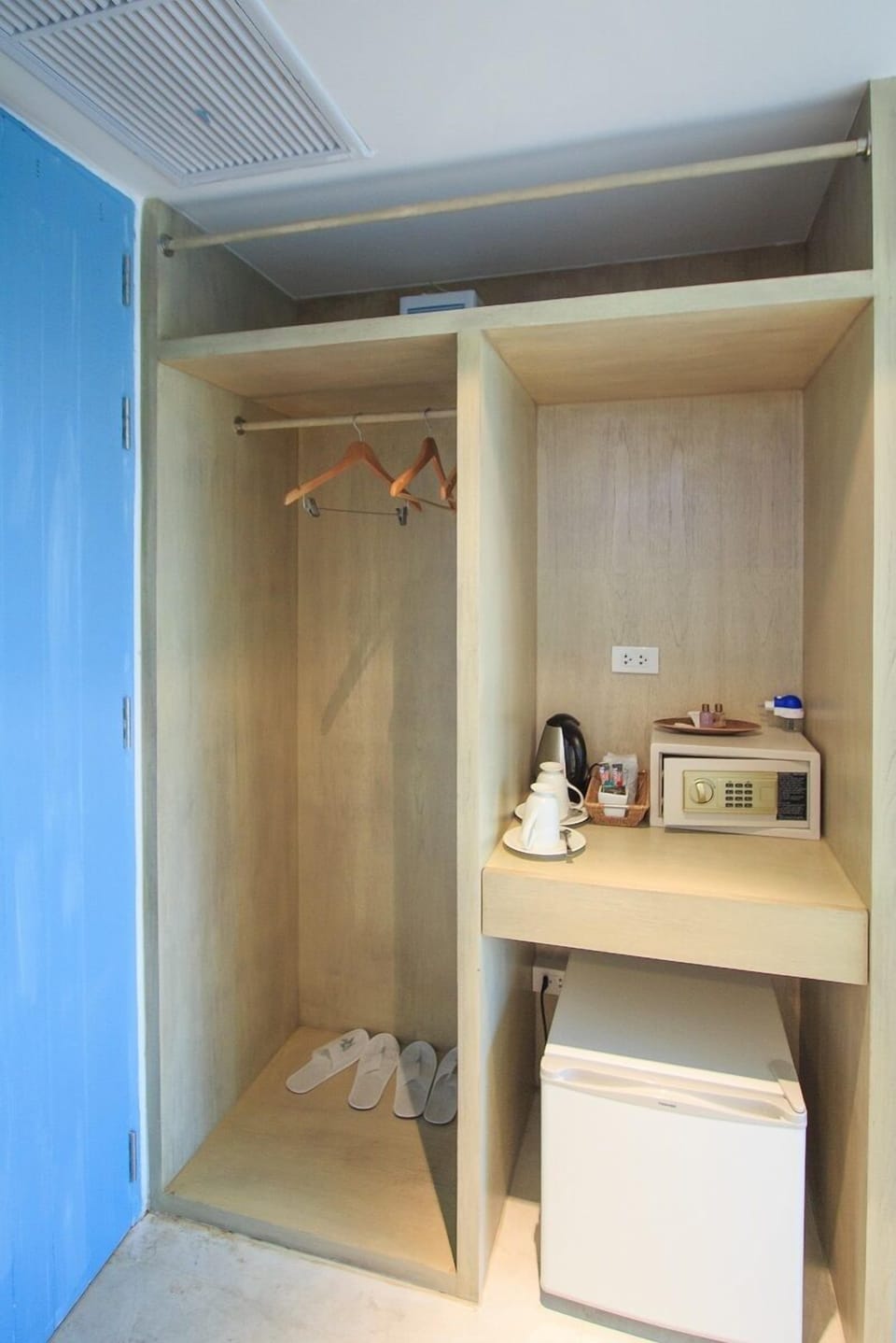 Deluxe Room, Balcony, Partial Sea View | Room amenity