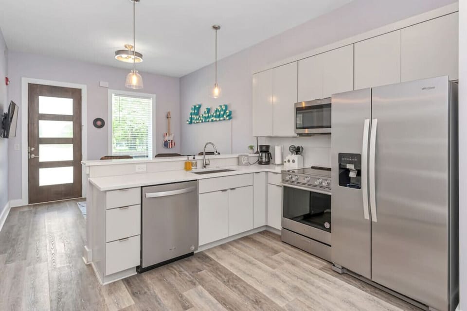 Fully stocked kitchen for all of your cooking needs!