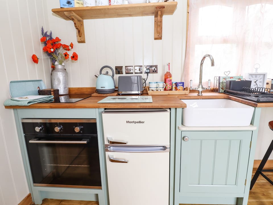 Cottage | Private kitchen | Fridge, electric kettle, toaster, cookware/dishes/utensils
