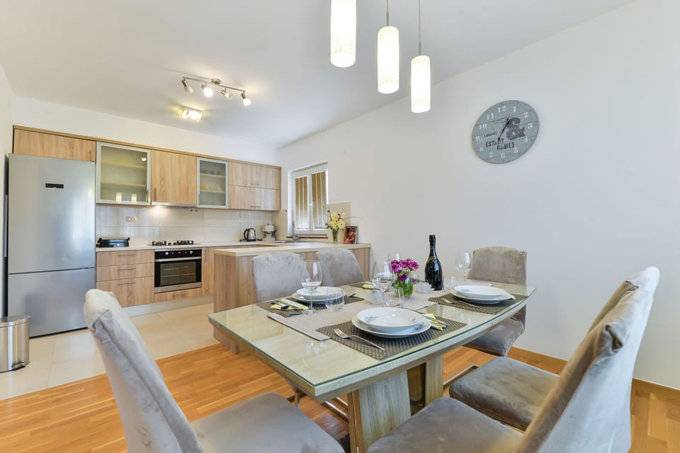 Villa, 6 Bedrooms, Private Pool, Pool View | In-room dining