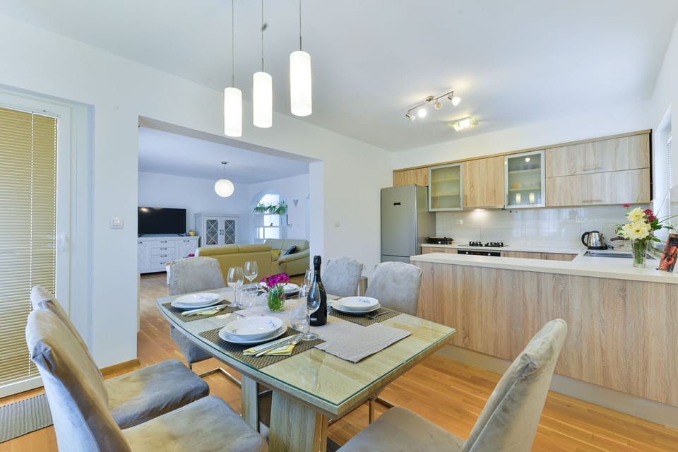 Villa, 6 Bedrooms, Private Pool, Pool View | In-room dining