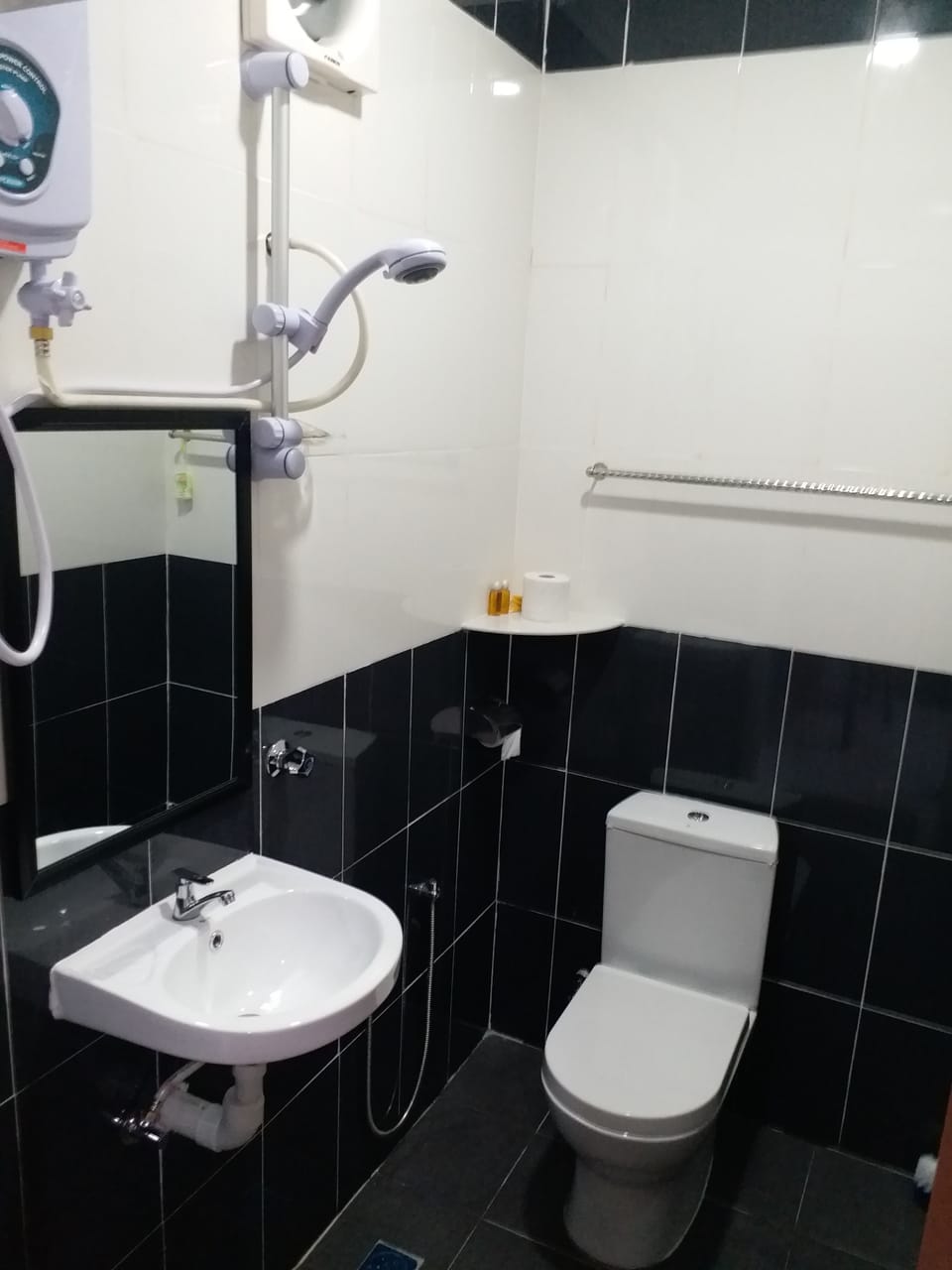 Standard Room | Bathroom | Shower, hair dryer, towels, shampoo