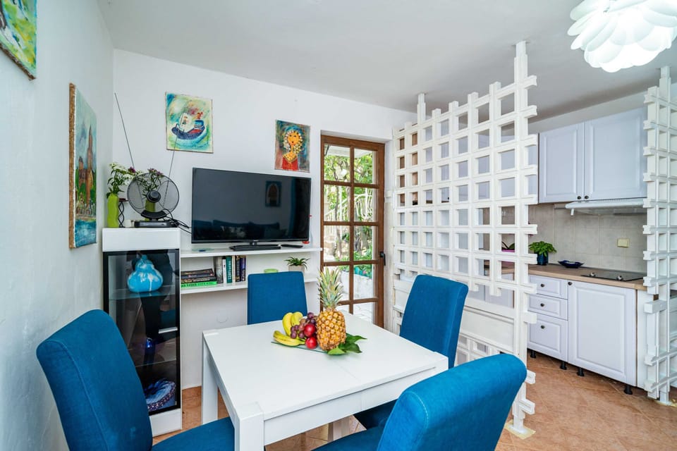 Apartment (One Bedroom Apartment with Terrace an) | Dining room
