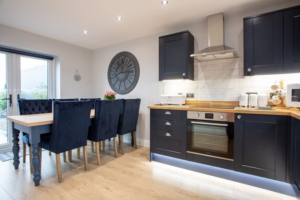 Cottage | Private kitchen | Fridge, microwave, dishwasher, electric kettle