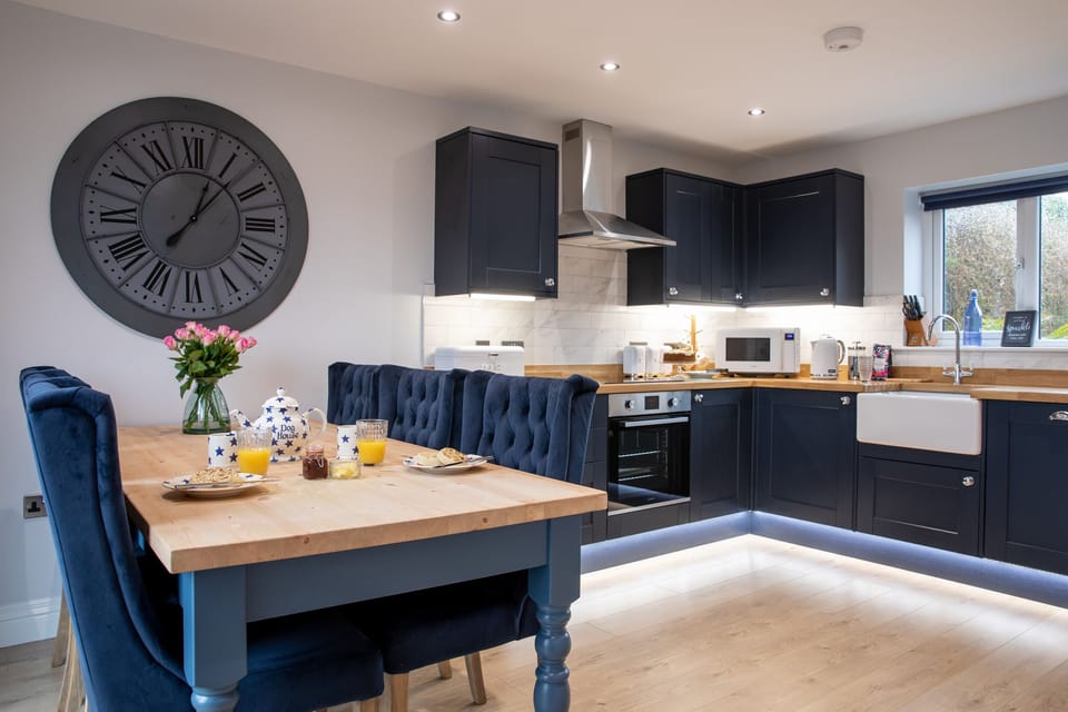 Cottage | Private kitchen | Fridge, microwave, dishwasher, electric kettle
