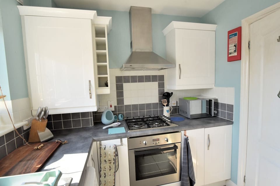 Fridge, microwave, dishwasher, cookware/dishes/utensils