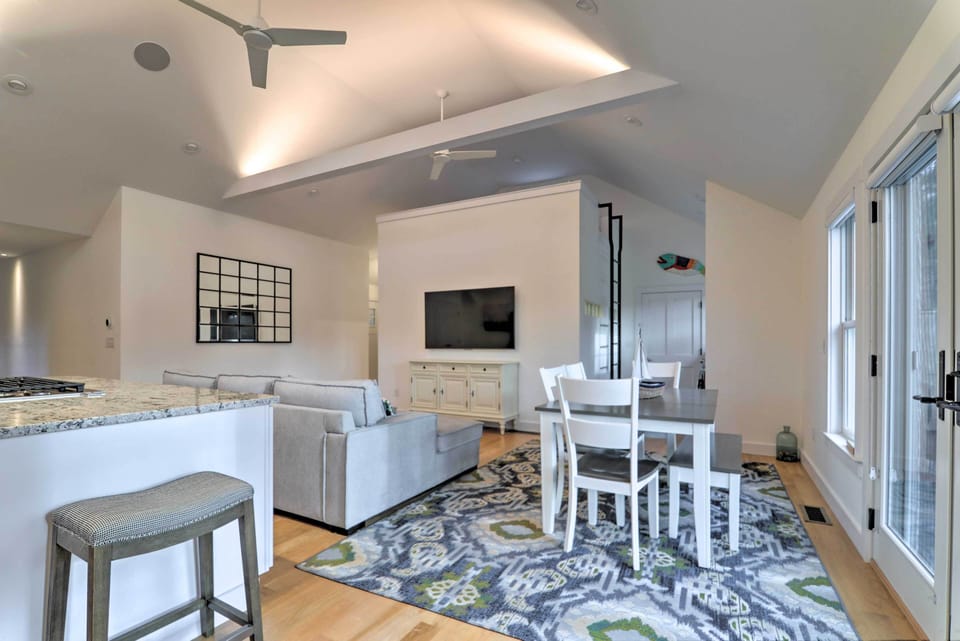 Dining Area | Dishware/Flatware