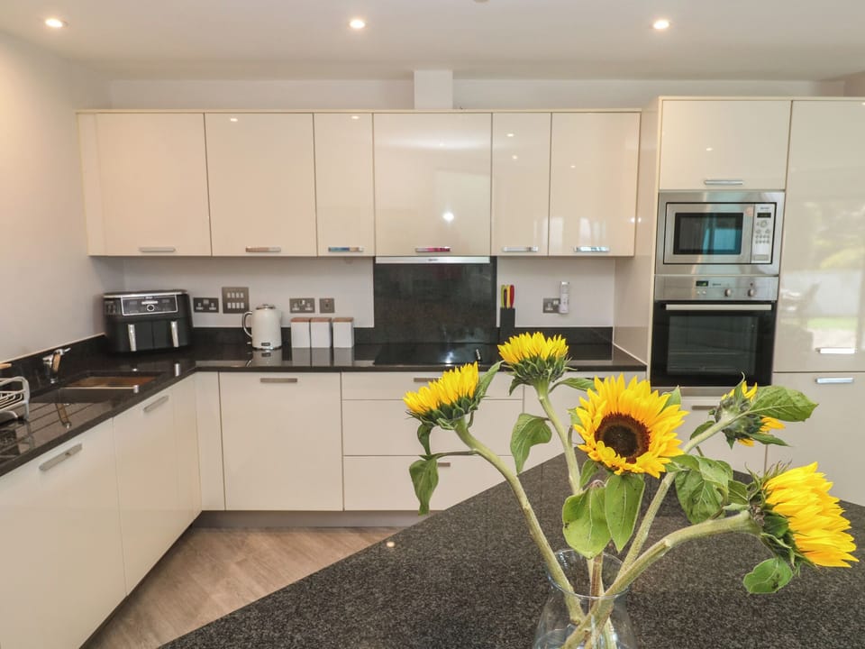 Cottage | Private kitchen | Fridge, microwave, dishwasher, electric kettle