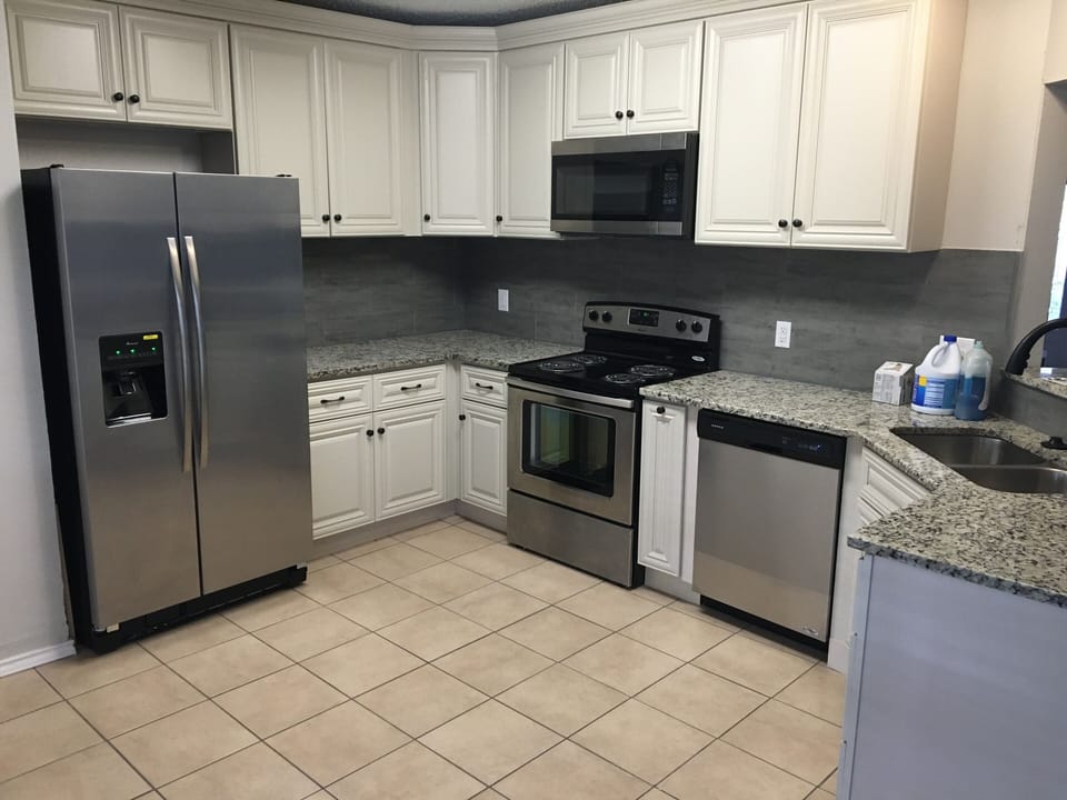 Full kitchen