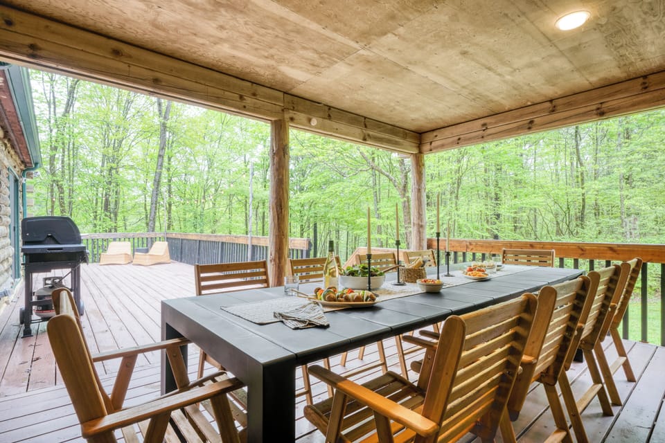 Dine alfresco on the covered deck. 