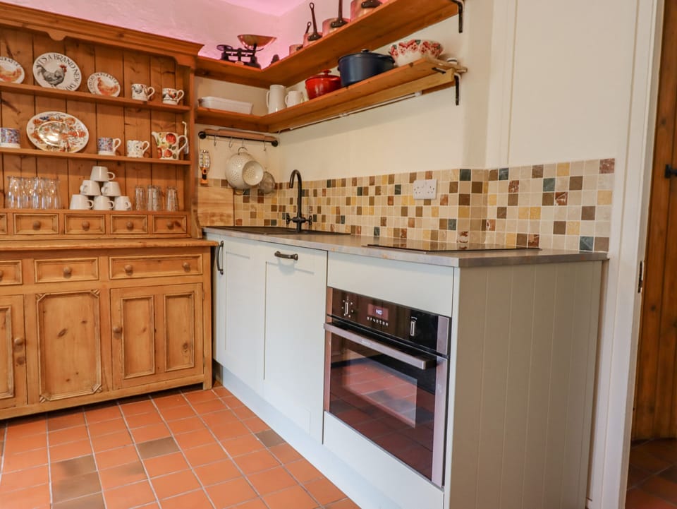 Cottage | Private kitchen | Fridge, dishwasher, electric kettle, toaster