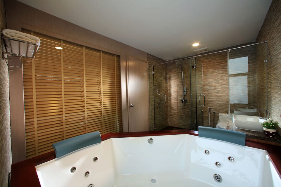 Suite | Jetted tub
